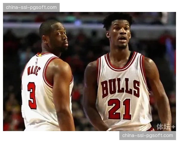 特写:韦德现身迈阿密主场,与巴特勒热情拥抱并交谈良久 特写:韦德现身迈阿密主场,与巴特勒热情拥抱并交谈良久